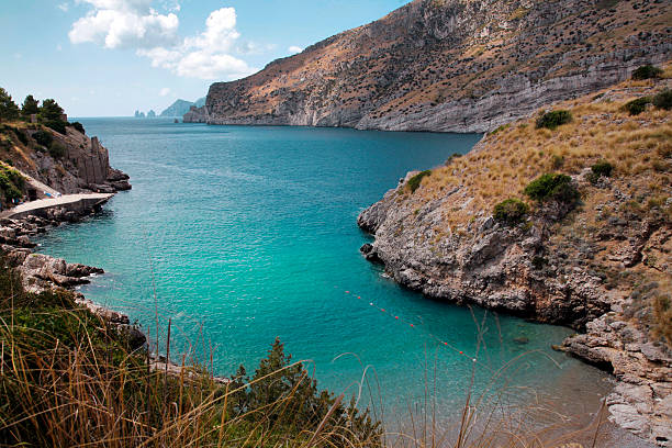 Baía de Nápoles Ieranto, entre - fotografia de stock