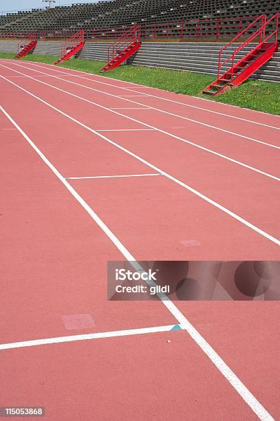 Pista Di Atletica - Fotografie stock e altre immagini di Ambientazione esterna - Ambientazione esterna, Composizione verticale, Fotografia - Immagine