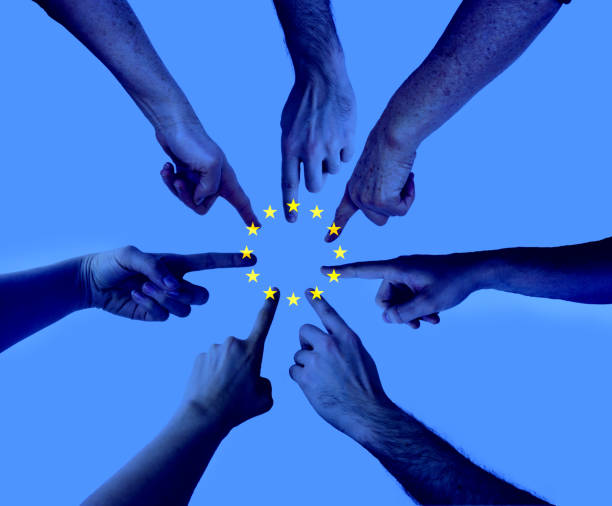 mãos que apontam no mesmo ponto com uma bandeira-união européia mergulhada-acordo eleições ao conceito do parliament europeu - european union flag european community brussels europe - fotografias e filmes do acervo