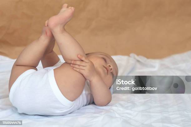 68 Monate Alter Babyjunge Liegt Spielerisch Im Bett Stockfoto und mehr Bilder von Kleinstkind
