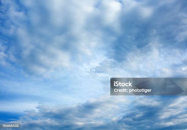 Stürmischen Himmel Stockfoto und mehr Bilder von Bildhintergrund - Bildhintergrund, Bildkomposition und Technik, Blau