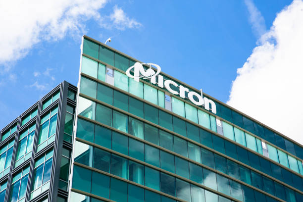 micron technology inc. one of american leader in  semiconductor devices, dynamic random-access memory, flash memory, usb flash drives, solid-state drives. - office tool flash imagens e fotografias de stock