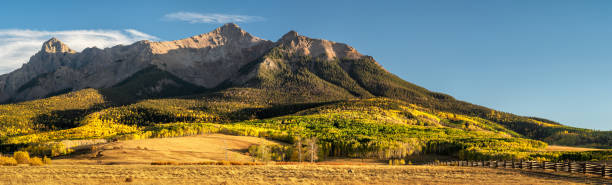 vue d’automne de lost dollar ranch colorado-montagnes rocheuses - ridgeway photos et images de collection