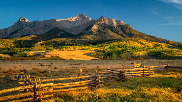 vue d’automne de lost dollar ranch colorado-montagnes rocheuses - ridgeway photos et images de collection