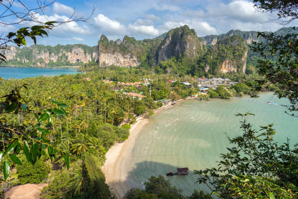 opinião cénico da paisagem da altura na península railay - railay - fotografias e filmes do acervo