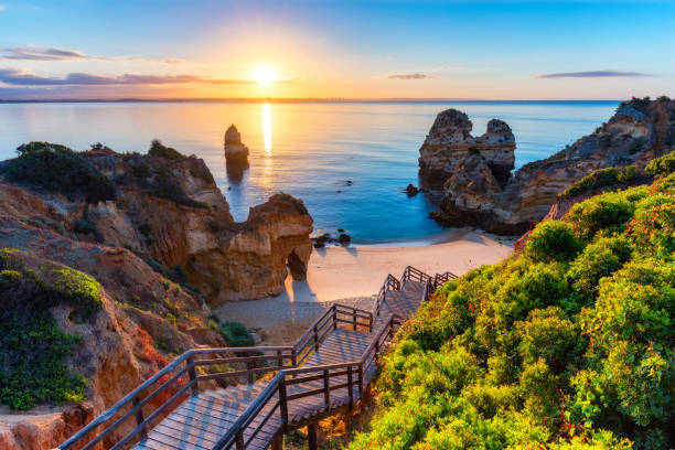 卡米洛海灘 (培亞做卡米洛) 在阿爾加維, 葡萄牙與綠松石海的背景。木本人行天橋到海灘培亞-杜卡米洛, 葡萄牙。在拉各斯, 阿爾加維, 卡米洛海灘的美妙景色。 - portugal 個照片及圖片檔