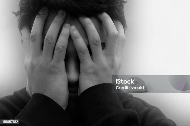 Przygnębiony Nastolatek - zdjęcia stockowe i więcej obrazów Ból - Ból, Ręce zakrywające oczy, Ręka we włosach