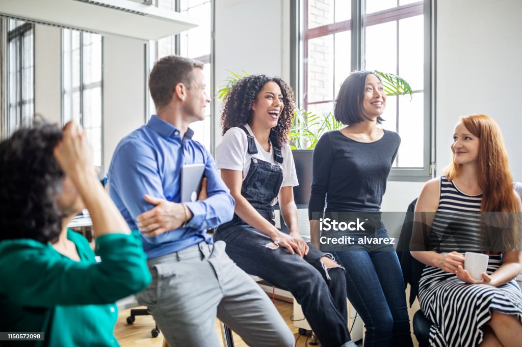 Profis lachen in einer Sitzung - Lizenzfrei Junger Erwachsener Stock-Foto