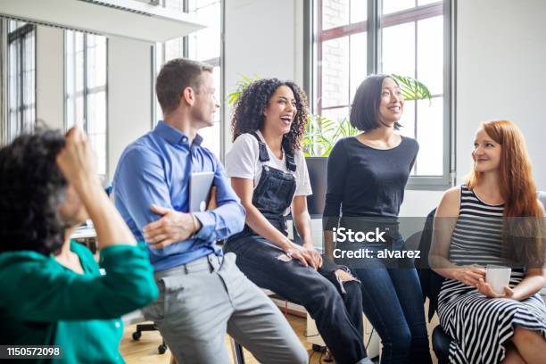 Profis Lachen In Einer Sitzung Stockfoto und mehr Bilder von Junger Erwachsener - Junger Erwachsener, Glücklichsein, Zusammenarbeit