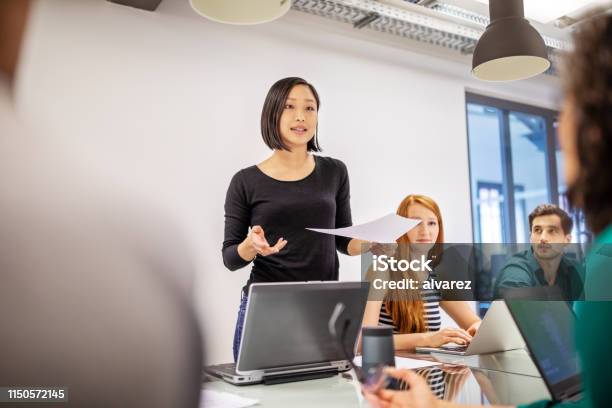 Foto de Profissional Fêmea Confiável Que Discute Com Colegas e mais fotos de stock de Liderança