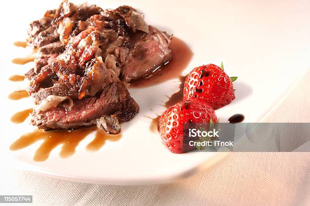 Filet Mignon Mit Erdbeersauce Stockfoto und mehr Bilder von Steak - Steak, Erdbeere, Balsamico