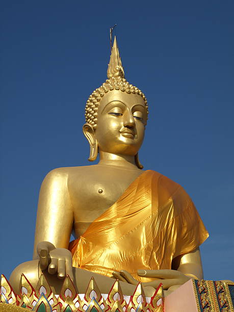 Big golden budha mit blauem Himmel – Foto