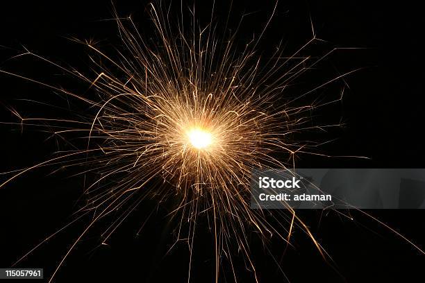 Bengala Luz - Fotografias de stock e mais imagens de Brilhante - Fogo de Artifício - Brilhante - Fogo de Artifício, Claro, Cor Viva