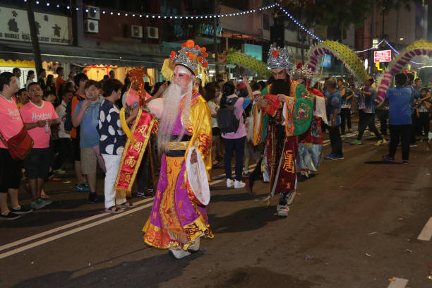 празднование чингай на улице д�жохор бахру после китайского нового года - dragon dancer стоковые фото и изображения