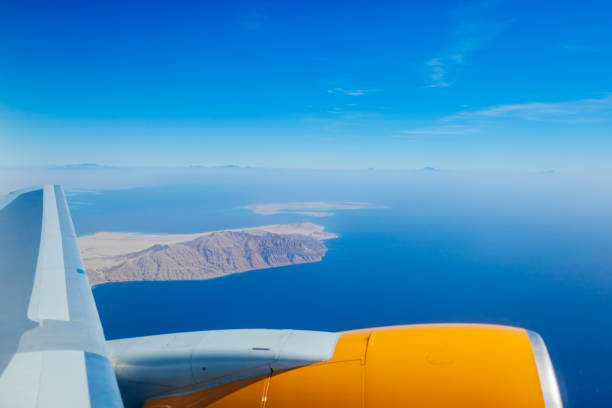 海と飛行機に囲まれたエジプトの平面窓ビュー - mountain range earth sky airplane ストックフォトと画像