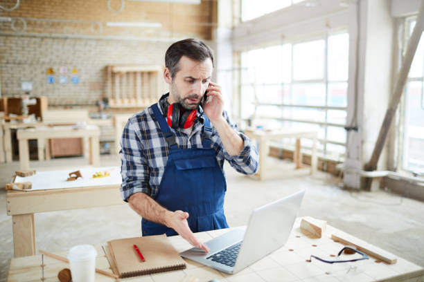 istock Frowning man talking to customer on phone 1150591661