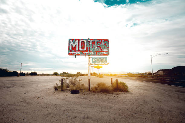 old abandoned motel sign in arizona - sign old fashioned motel sign retro revival imagens e fotografias de stock