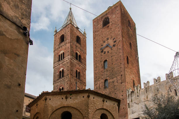 알 벤가의 오래 된 마을의 타워 - italy albenga liguria tower 뉴스 사진 이미지