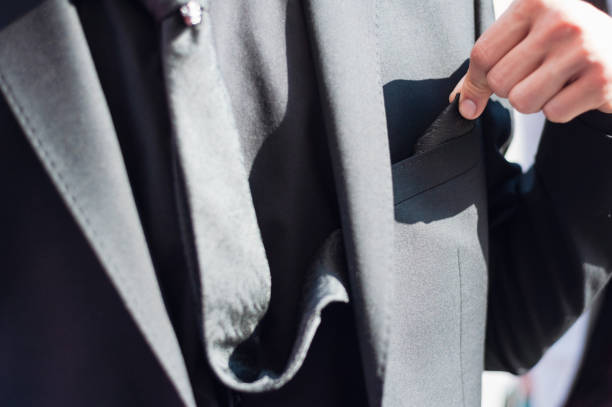 彼のスーツを片付けて新郎のクローズアップ - necktie close up suit lapel ストックフォトと画像