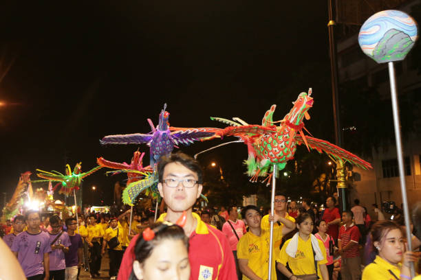празднование чингай на улице джохор бахру после китайского нового года - dragon dancer стоковые фото и изображения