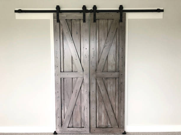 portes de grange - barn door photos et images de collection