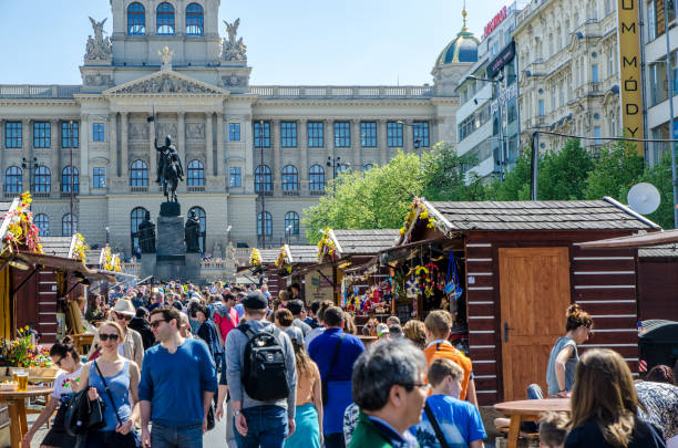 osternesskioske auf wenzelsplatz - tourist day prague crowd stock-fotos und bilder