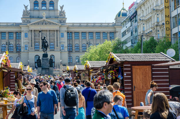 ヴァーツラフ広場のイースターフードキオスク - tourist day prague crowd ストックフォトと画像