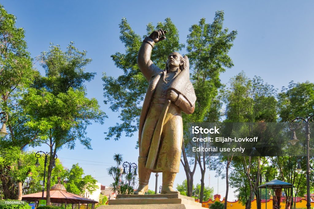 コヨアカンのイダルゴ広場のサンファンバウティスタの教区の前のミゲルイダルゴ像 - ミゲル イダルゴのロイヤリティフリーストックフォト