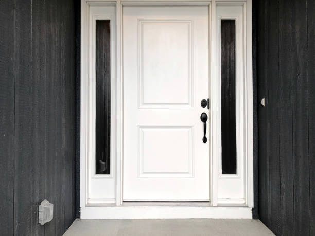 puerta delantera blanca - puerta principal fotografías e imágenes de stock