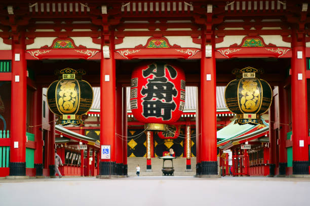 Lantern of Sensoji buddhist temple Tokyo, Japan - November 1, 2018: The Kaminarimon (Thunder Gate), the outer gate of Sensoji Temple and the symbol of Asakusa district.This big lantern is funded by the business company. sensoji stock pictures, royalty-free photos & images