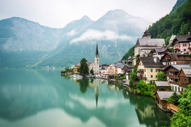 vila de hallstatt e lago hallstatter see em áustria - international landmark sunny lake sky - fotografias e filmes do acervo