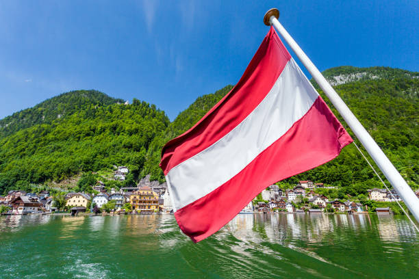 hallstätter dorf und hallstatter see in österreich - austrian flag stock-fotos und bilder