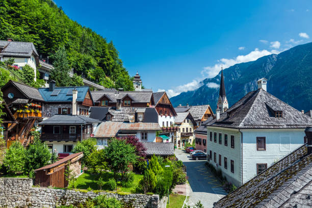 hallstatt no verão, gut do nous, áustria - mountain austria street footpath - fotografias e filmes do acervo