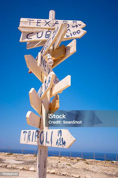 Sinal De Direcção - Fotografias de stock e mais imagens de Azul - Azul, Capitais internacionais, Cuba