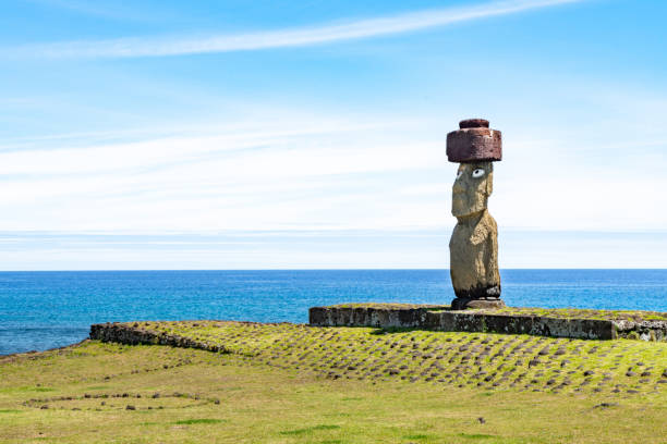 オアフ島のモアイ、te リク-イースターアイランド、チリ - polynesian artefacts ストックフォトと画像