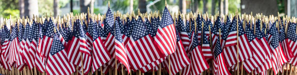 vista panoramica delle bandiere statunitensi - american culture us memorial day blue red foto e immagini stock