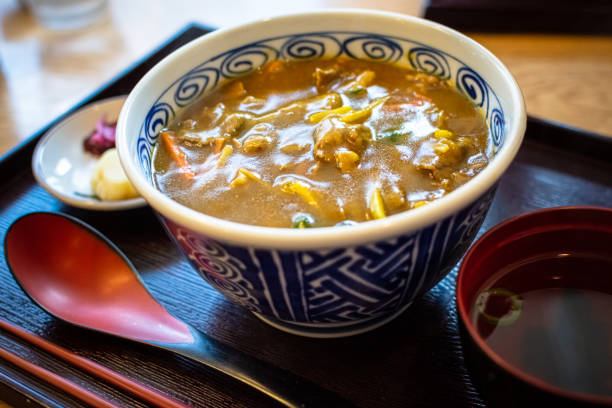 japanische currysuppe in einem restaurant serviert - kyoto protokoll stock-fotos und bilder