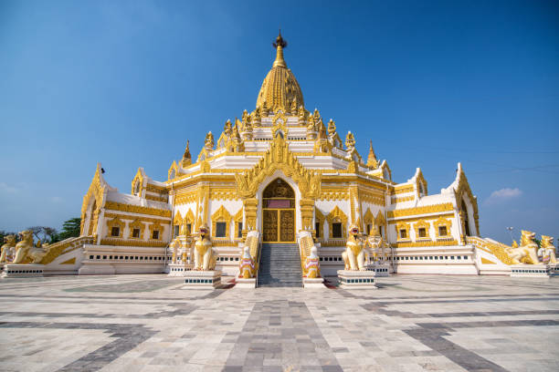 pagoda e tempio dorati, swe taw myat, pagoda della reliquia del dente di buddha (yangon, myanmar) con cielo blu chiaro - shwedagon pagoda immagine foto e immagini stock