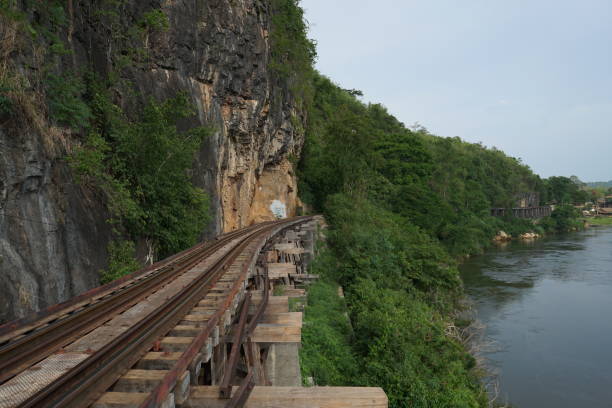 смерть железной дороги, канчанабури - burma railway стоковые фото и изображения