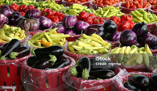 Foto de Mercado De Produtores De Legumes e mais fotos de stock de Alimentação Saudável - Alimentação Saudável, Amarelo, Berinjela