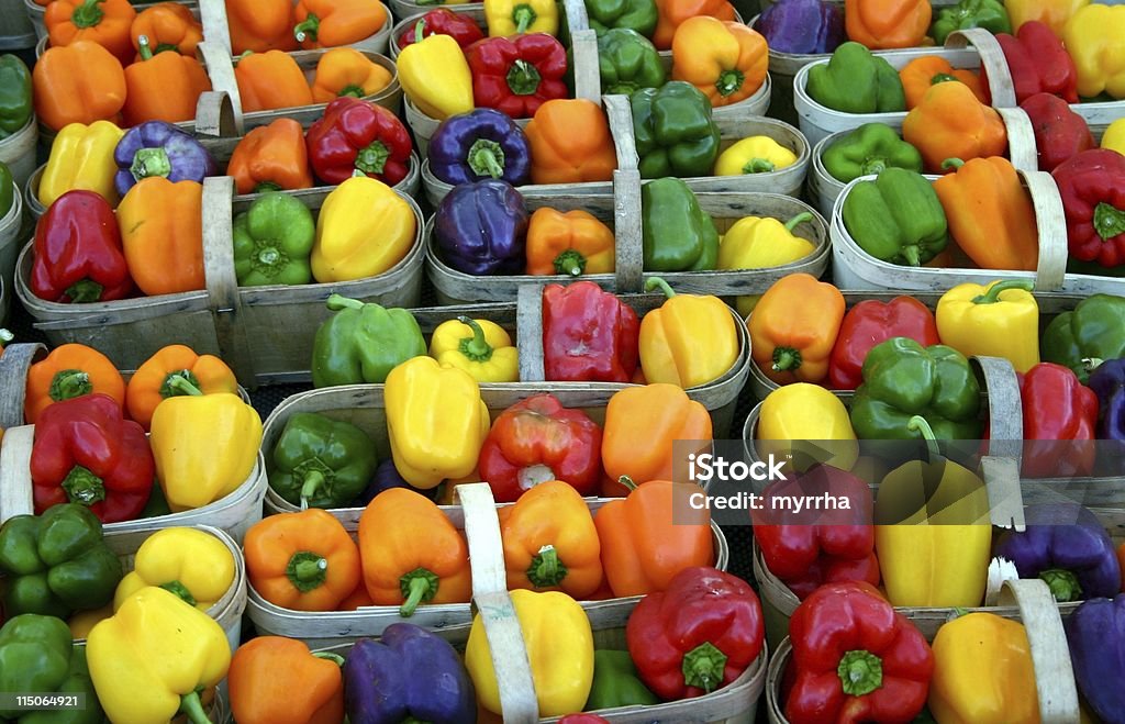 Mercato degli allevatori; arcobaleno di peperoni - Foto stock royalty-free di Aiuola