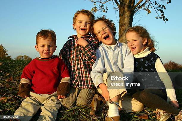 Foto de Família Feliz Com Quatro Jovens Irmãos 2 e mais fotos de stock de Abraçar - Abraçar, Aluno de Jardim de Infância, Amizade