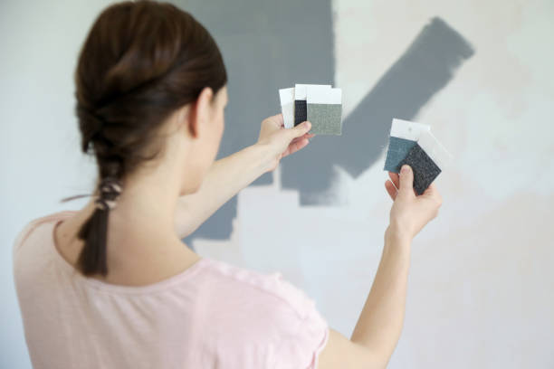 young women choosing a perfect shade of grey for walls in her new home - home decorator house painter color swatch paint imagens e fotografias de stock