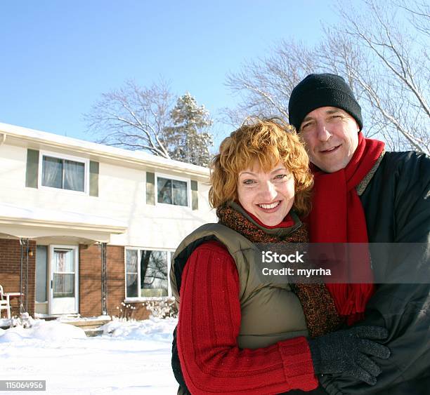 Coppia Sorridente In Casa In Inverno - Fotografie stock e altre immagini di Adulto in età matura - Adulto in età matura, Allegro, Calore - Concetto