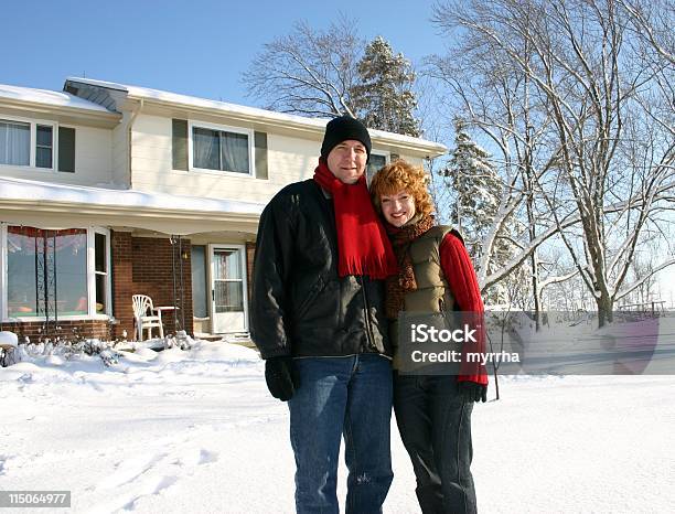 Coppia Sorridente A Casa In Inverno Scatto - Fotografie stock e altre immagini di Inverno - Inverno, Proprietario d'immobili, Relazione di coppia