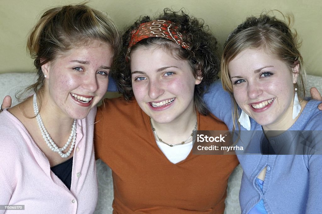 Tre giovani donne - Foto stock royalty-free di Abbracciare una persona