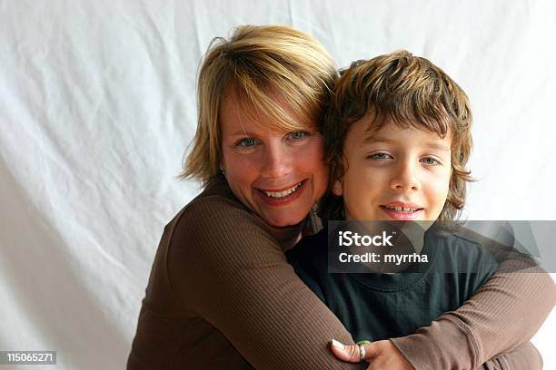 Madre E Hijo Hug Foto de stock y más banco de imágenes de Abrazar - Abrazar, Adulto, Amor - Sentimiento