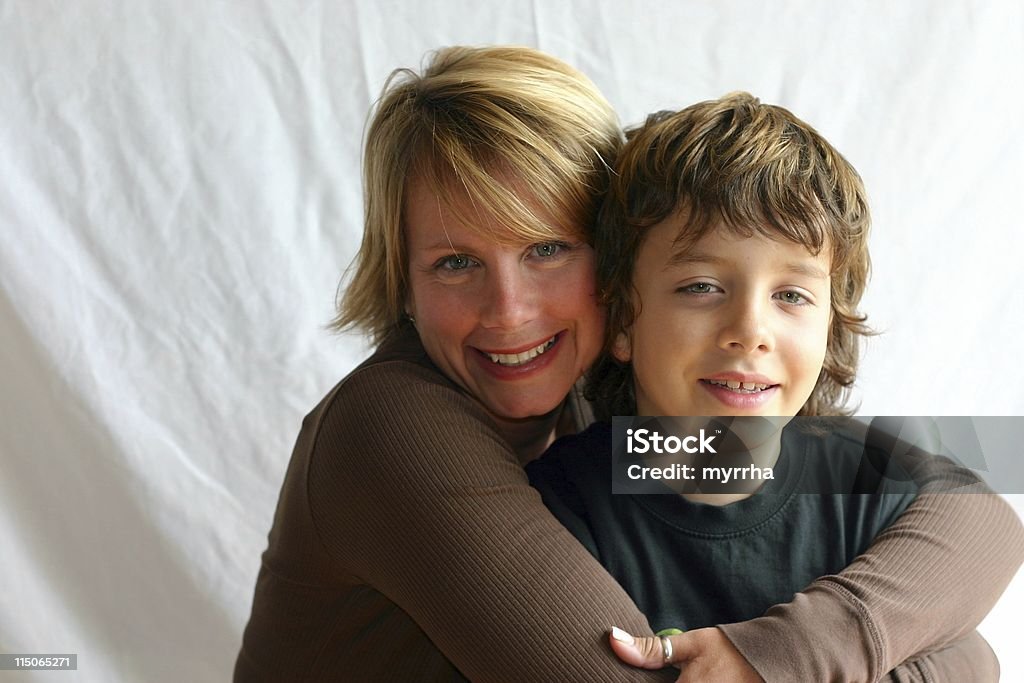 Matka i syn Hug - Zbiór zdjęć royalty-free (Chłopcy)