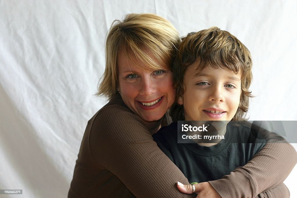 Mãe e filho Abraço - Royalty-free Abraçar Foto de stock