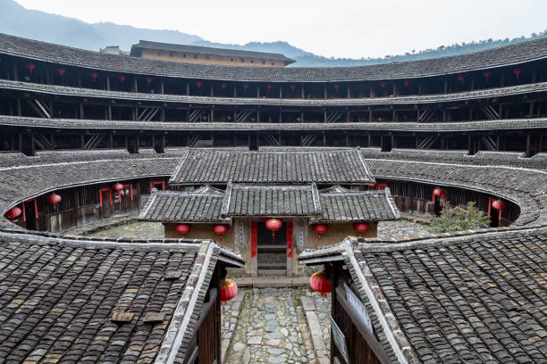 2月 2015-福建省、中国-chuxi クラスターでルー jiqing。トゥルー (火 = 地球、ルー = 建物) は、まだ地元のコミュニティが住んでいる客家人の古代の地球の住居です。ここの真ん中に、この村の家 - earths ストックフォトと画像